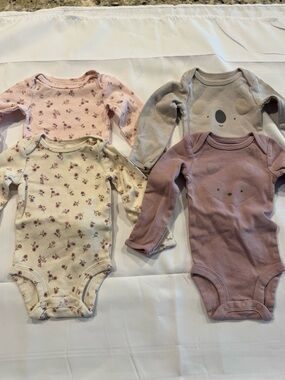 Carter’s set of 4 long sleeve bodysuits- like new!